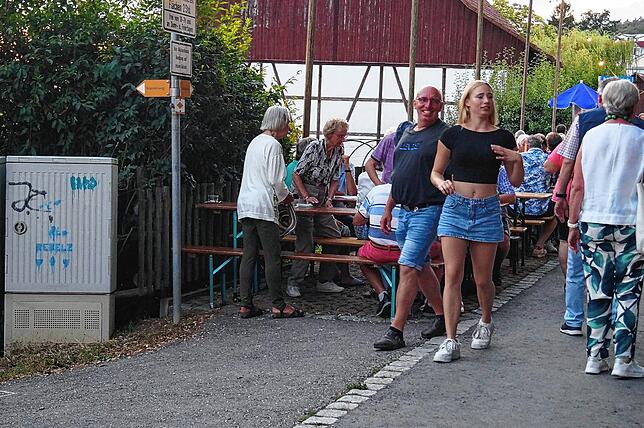 Bild 1: Bilder vom Daisendorfer Weinfest am Freitagabend rund um die Fruchtscheune von Mathias Bernhard