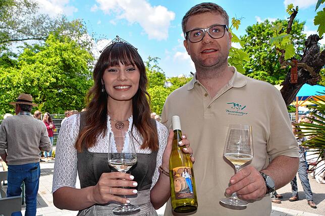Bodensee-Weinprinzessin Lena Frank und Kellermeister Valentin Wagner entschieden sich für einen Müller-Thurgau als diesjährigen ...
