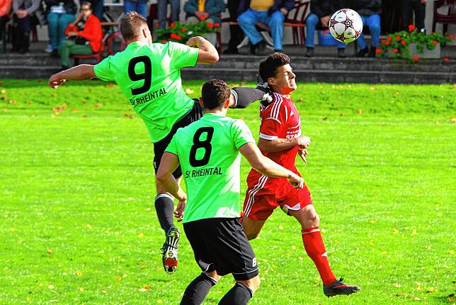 Kung Fu-Style: Beim Kampf um Ball ging Max Hauser (Nr. 9) vom SV Rheintal im Derby beim FC Grießen etwas ungestüm zu Werke gegen Tobias ...