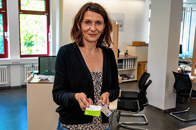 Lidija Gris Lopez vom Bürgerbüro im Brigachtaler Rathaus prüft kurz den Führerschein und Personalausweis und übergibt dann die ...