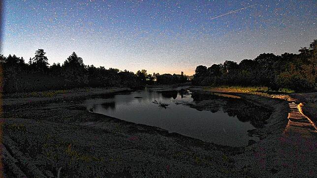 Dass auch absolute Dunkelheit schön sein kann, beweist dieses Webcam-Bild. Kein Wölkchen ist am Himmel zu sehen und somit ist der Blick ...