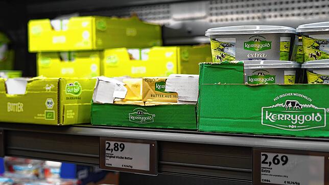 Der Preis für Butter ist deutlich gestiegen. Nicht nur Markenprodukte wie hier Kerrygold, sondern auch die günstiger Eigenmarke Milbona ...
