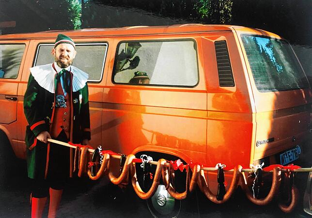 1994: Der damalige Tiengener Zunftmeister Albert Ebner hält an der Fasnacht 1994 das Ende einer Stange mit Würsten.