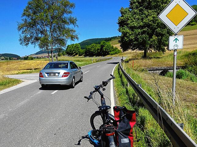 Die Straße nach Hondingen, als Radstrecke markiert mit dem üblichen winzigen Schildchen. Zum Glück hält sich hier der Verkehr in Grenzen.
