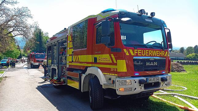 Bild 10: Wohnhaus in Flammen: So dramatisch war der Einsatz im Laufenburger Ortsteil Rotzel – die Bilder