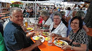 Oberteuringen feiert und genießt: Zahlreiche Besucher trafen sich am Wochenende beim Teuringer Dorffest auf dem St.-Martin-Platz. Foto: ...