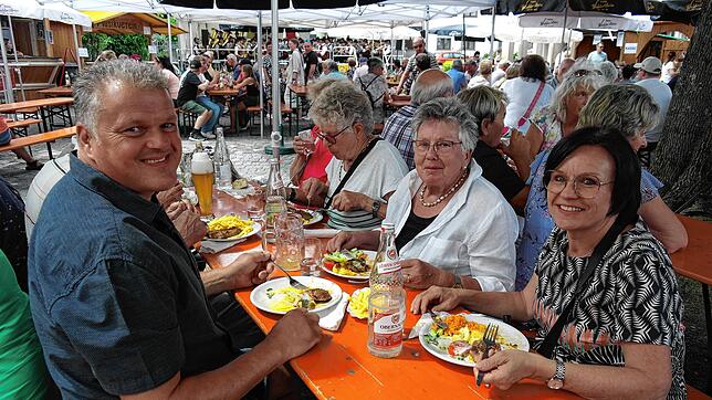 Oberteuringen feiert und genießt: Zahlreiche Besucher trafen sich am Wochenende beim Teuringer Dorffest auf dem St.-Martin-Platz. Foto: ...