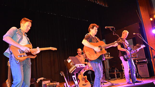 Die Seán Treacy Band aus Karlsruhe begeisterte ihr Publikum mit Oldies und Rockmusik. Der Funke zwischen Band und Besuchern sprang ...