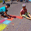Beim Blumberger Street Art Festival können alle mitmachen, viele späteren Künstler ziehen hier ihre ersten Kreidestriche.Bild: ...