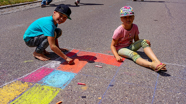 Beim Blumberger Street Art Festival können alle mitmachen, viele späteren Künstler ziehen hier ihre ersten Kreidestriche.