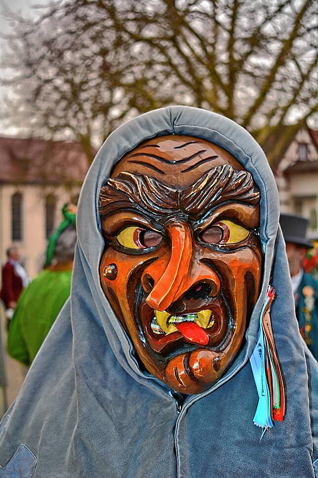 Meersburger Burghexe: Sie gehört zur Narrenzunft der Schnabelgiere und wurde 1995 eingeführt mit Bezug zur alten Burg. Die junge, sehr ...