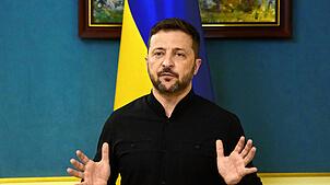 Der ukrainische Präsident Volodymyr Selenskyj spricht während eines Pressebriefings am 19.05.2025. Nun hat Selenskyj einen Truppenabzug ...