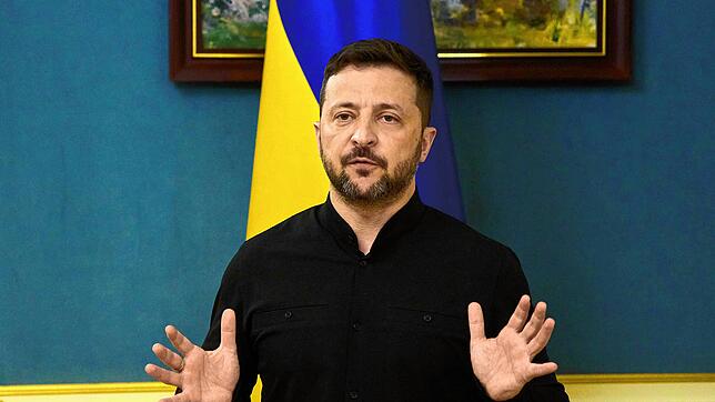 Der ukrainische Präsident Volodymyr Selenskyj spricht während eines Pressebriefings am 19.05.2025. Nun hat Selenskyj einen Truppenabzug ...