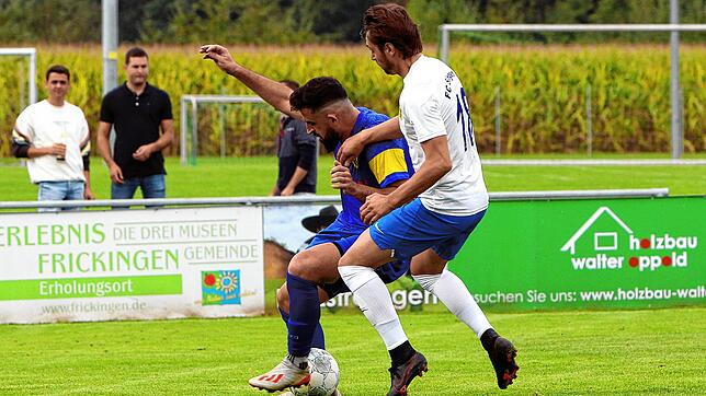 Der Singener Spielertrainer Christian Jeske (rechts) im Zweikampf mit F.A.L.- Torjäger Qendrim Krasniqi. Am Samstag kommt es zum Duell ...