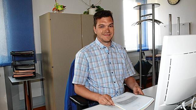Mönchweilers Kämmerer Alexander Pfliegensdörfer kandidiert in Wutach als Bürgermeister. Hier ein Foto seines ersten Arbeitstages in ...