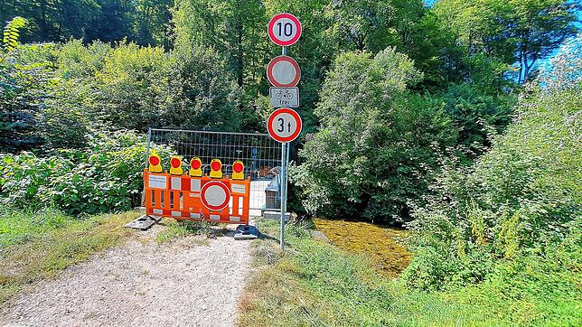 An Schildern mangelt es nicht. Die Brücke ist vorerst nicht begehbar und befahrbar.