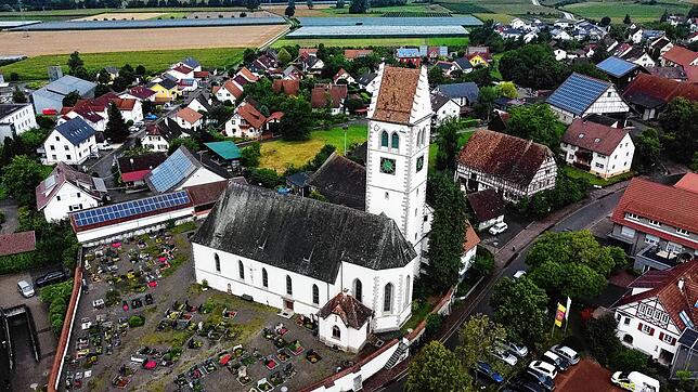 Die Martins-Kirche steht mitten in Frickingen. Um das Kirchenschiff herum befindet sich auch der Friedhof der Gemeinde.