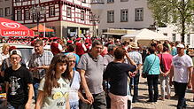 Ein Dreh- und Angelpunkt des verkaufsoffenen Sonntags ist der Marktplatz. Hier wird die Aktionsbüne aufgebaut.