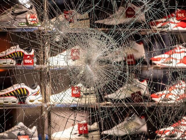 Schaufenster Ein Schaufenster eines Schuhladens in der Königstraße wurde stark beschädigt.