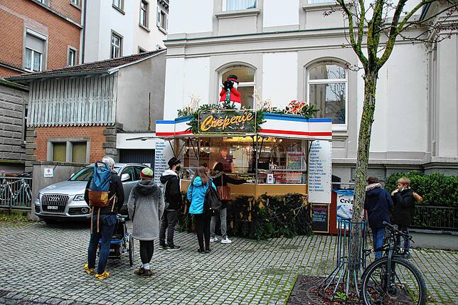 Bild 1: Auch ohne Weihnachtsmarkt eine süße Erinnerung an bessere Zeiten: Michaela Wussow verkauft seit 34 Jahren in Konstanz Crêpes &ndash; ihr Stand steht jetzt in der Sigismundstraße