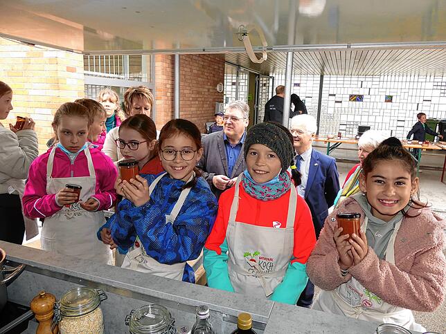 Die Freude ist groß über das selbstgemachte Ketchup, welches die Grundschüler selber herstellen durften.