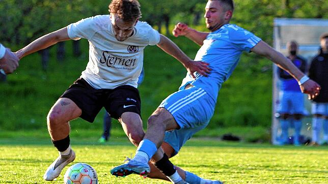 Emircan Güvendiren (rechts) steht nach dem 7:5-Sieg im Elfmeterschießen gegen den SV Deggenhausertal im Finale des Rothaus-Bezirkspokals.