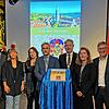 Stolz auf das 704-seitige gemeinsame Werk, das auf Samt gebettet vor ihnen liegt: Vertreter der Stadtverwaltung, des Redaktionsteams und ...