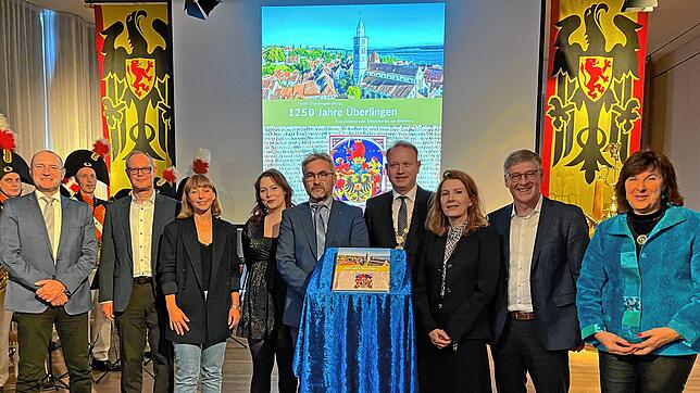 Stolz auf das 704-seitige gemeinsame Werk, das auf Samt gebettet vor ihnen liegt: Vertreter der Stadtverwaltung, des Redaktionsteams und ...
