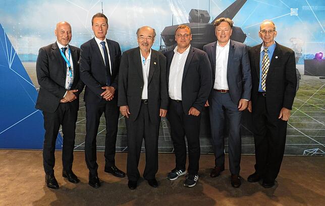 Auf der Luftfahrtmesse ILA in Berlin wurde der Einstieg von Rheinmetall bei LFT verkündet (von links): Christian Steinborn und Klaus ...