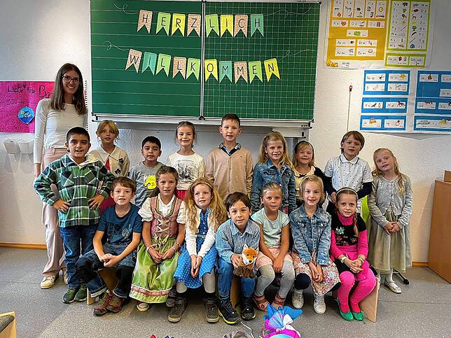 Lippertsreute, Grundschule Lippertsreute-Deisendorf, Klasse 1 mit ihrer Klassenlehrerin Hannah Bach