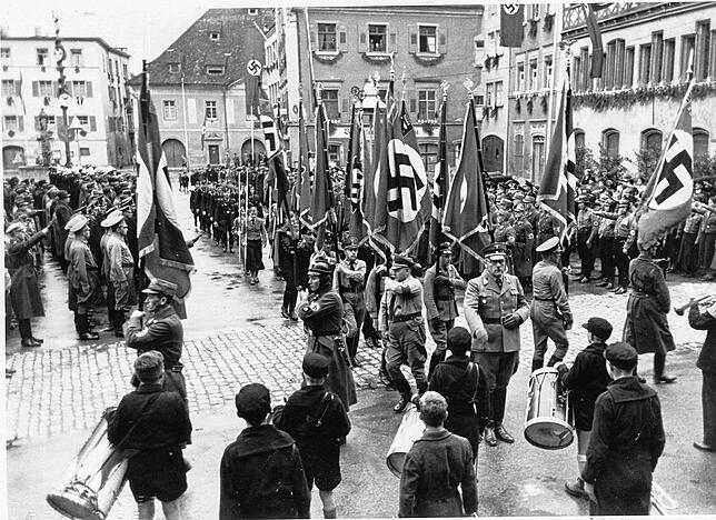 Während der zwölf Jahre Nazi-Diktatur war die Hofstatt mit der Löwenzunft (rechts) regelmäßig Schauplatz großer Aufmärsche.
