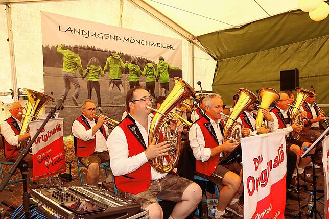 So wie hier am Sonntagnachmittag die Originalä aus Urach unterhalten mehrere Livebands das ganze Wochenende über die Besucher des ...