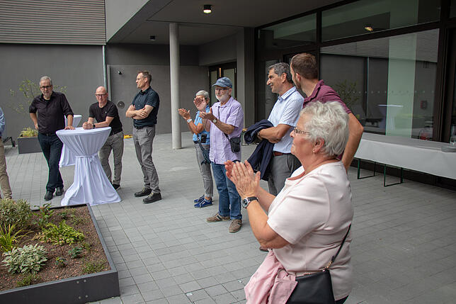 Horst Schmidle, Geschäftsführer der Stadtwerke, freute sich über den Applaus zum gelungenen Hallenbad- und Saunabereich.