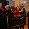 Der Tourismus der Gemeinden Rickenbach und Herrischried soll unter der Fahne von Schwarzwald Tourismus aufblühen (von links): Werner ...