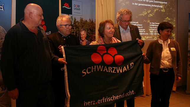 Der Tourismus der Gemeinden Rickenbach und Herrischried soll unter der Fahne von Schwarzwald Tourismus aufblühen (von links): Werner ...