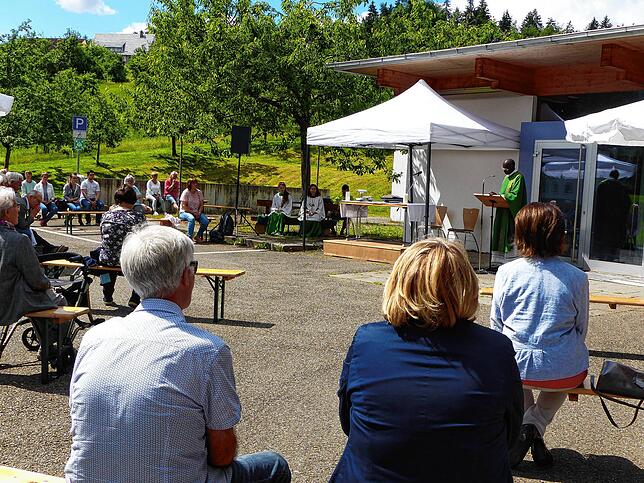 Bei einem Freilandgottesdienst vor der Glöckenberghalle in Weilersbach verabschiedet sich Vikar Adalbert Mutuyisugi von den Gläubigen in ...