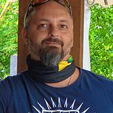 Mojo-Wirt Michael von Schmidsfeld hat einen Kleinkredit aufgenommen, um seine Fixkosten decken zu können.