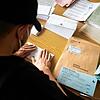 Ein Wahlhelfer bereitet im Statistischen Amt in Stuttgart Wahlunterlagen zur Landtagswahl vor. Der Anteil der Briefwähler dürfte bei ...