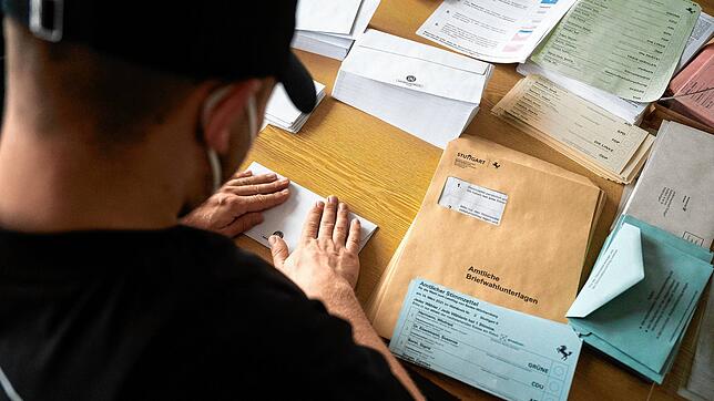 Ein Wahlhelfer bereitet im Statistischen Amt in Stuttgart Wahlunterlagen zur Landtagswahl vor. Der Anteil der Briefwähler dürfte bei ...
