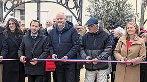 Die beiden Bürgermeister von Chabeuil und Mönchweiler, Alban Pano (zweiter von links) und neben ihm Rudolf Fluck, durchschneiden mit ...