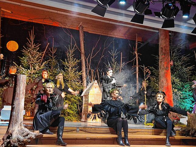 Die Bsundere interpretieren als Raben und Hexen verkleidet Grimms Märchen „Hänsel und Gretel“ als Singspiel neu.