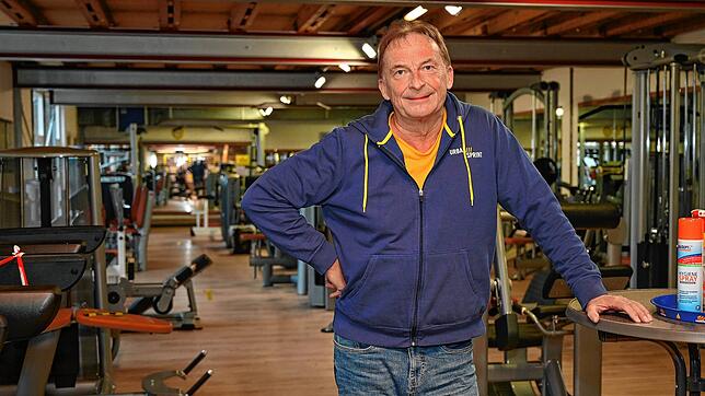 Peter Nothvogel in seinem leeren Fitness-Studio auf der Mettnau. Eigentlich müsste er aktuell um Neukunden werben, um das Geschäft für ...