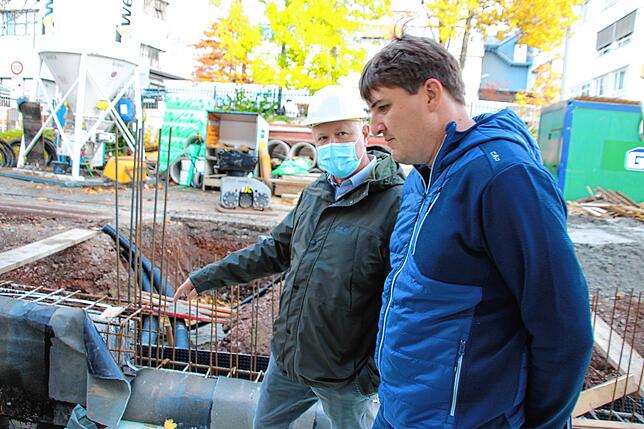 Alexander Tröndle, Stadtbaumeister, und Benjamin Hengstler, Leiter des Hochbauamtes, auf der „Löwen“-Baustelle.