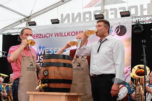 Eine Kostprobe muss natürlich auch sein: (von links) Bürgermeister Stefan Keil, Andreas Fritschi, Präsident des MV Orsingen, und Ralf ...