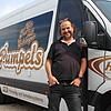 Rainer Vollmer, Frontsänger der Schlager-Gruppe Papi&lsquo;s Pumpels, zeigt den neuen Bus, den die Musiker sich für ihre Auftritte ...