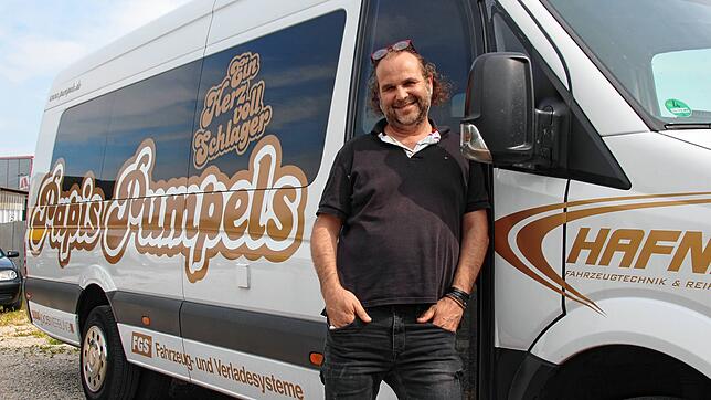 Rainer Vollmer, Frontsänger der Schlager-Gruppe Papi&lsquo;s Pumpels, zeigt den neuen Bus, den die Musiker sich für ihre Auftritte ...