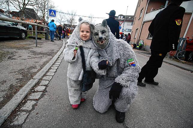 Ein großer und ein kleiner Wolf vom Narrenverein Mühlhofen beim Dorfumzug 2020.