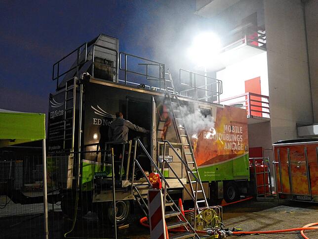 Gasflammen lodern im Simulator, und nach erfogreicher Löschung hüllen dichte Dampfwolken den Container ein.