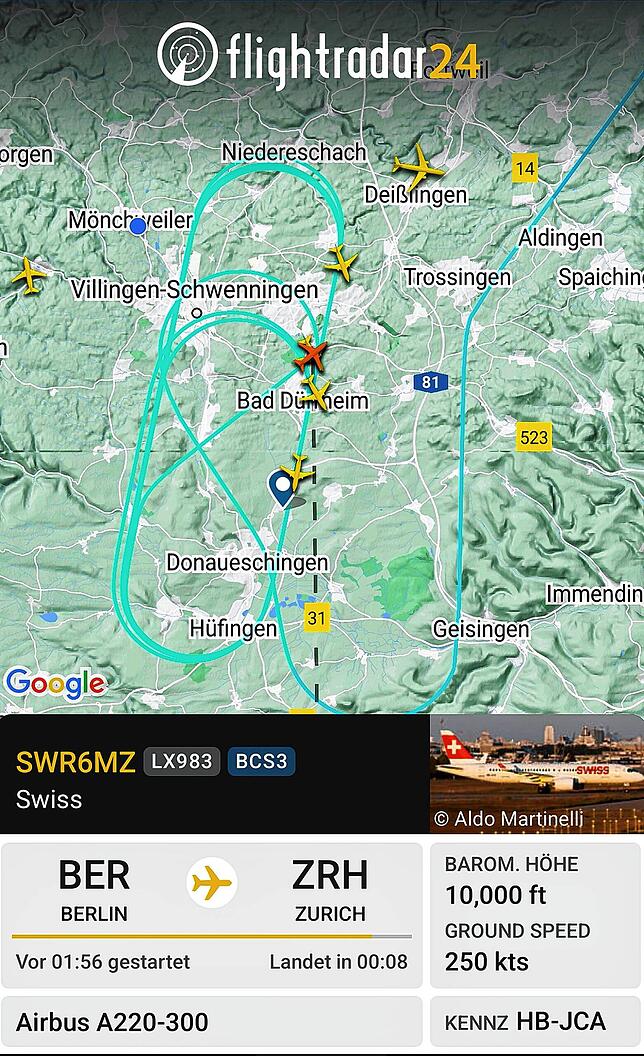 Nicht nur im Oval, sondern teilweise kreuz und quer kreisen die Flugzeuge, so wie dieser Flug der Swiss aus Berlin, am Montagabend, 12. ...