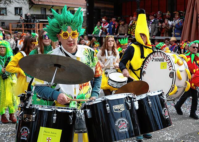 Bild 9: Fastnacht auf dem Schienerberg: Tausende feiern den Höriumzug mit kreativen Mottos